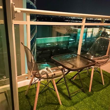 Beach Front Living In The Heart Of The City, Azure Residences Manila Kültér fotó