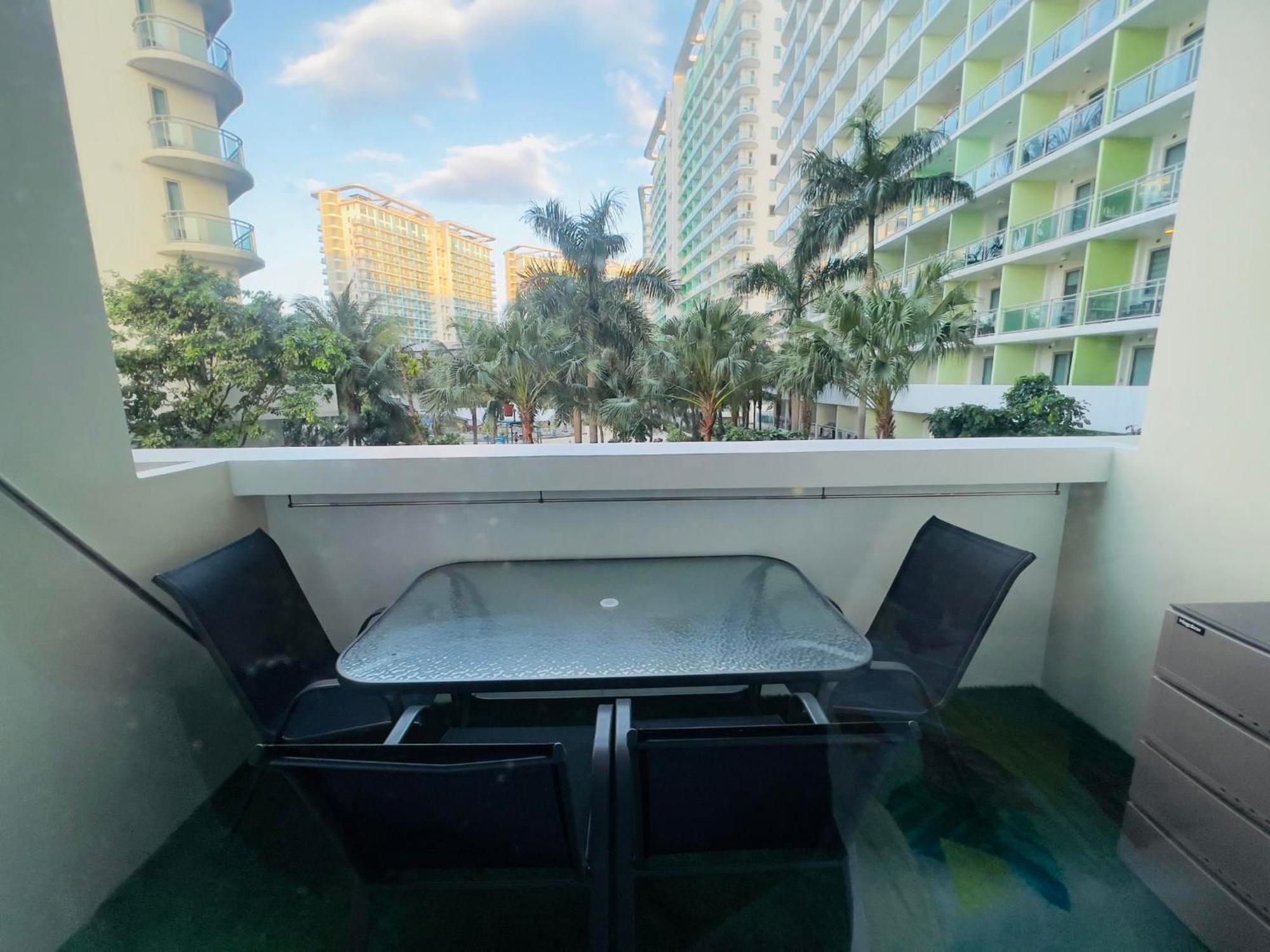 Beach Front Living In The Heart Of The City, Azure Residences Manila Szoba fotó