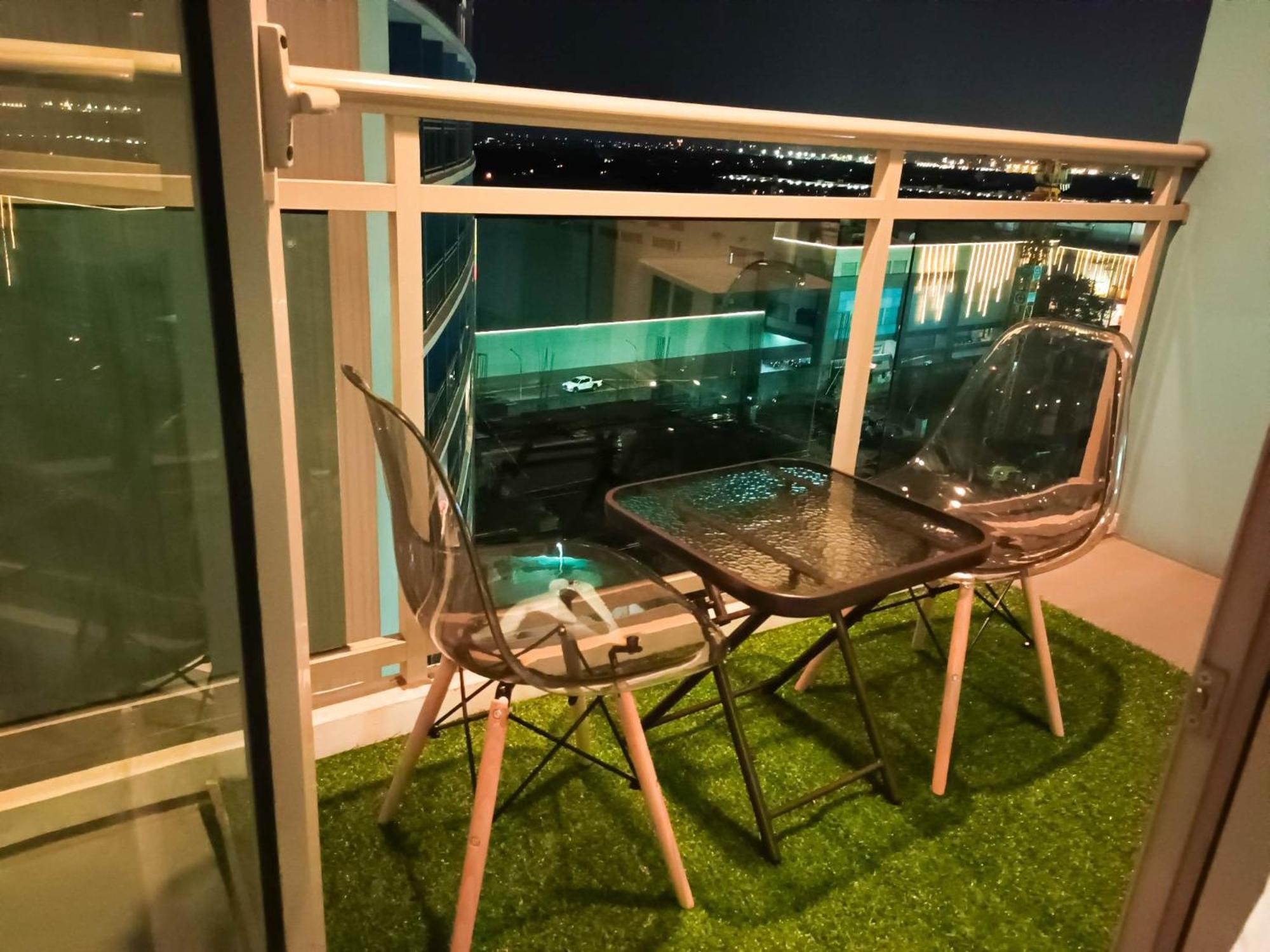 Beach Front Living In The Heart Of The City, Azure Residences Manila Kültér fotó